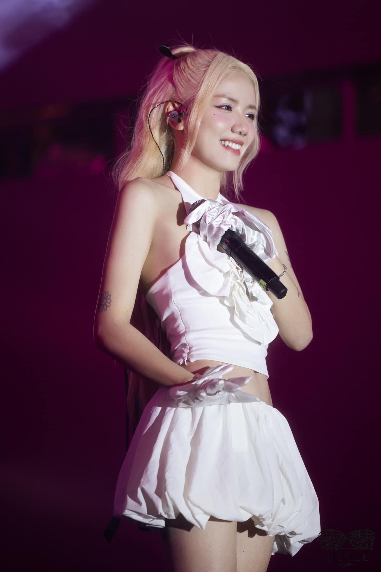 ảnh phương ly sexy trên sân khấu