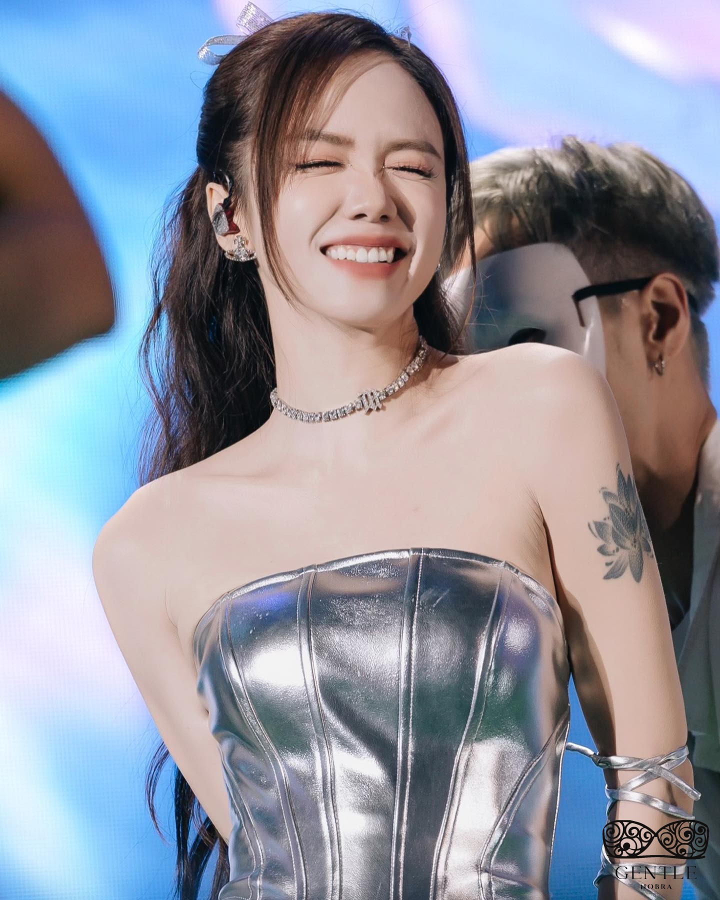 ảnh phương ly sexy trên sân khấu 4