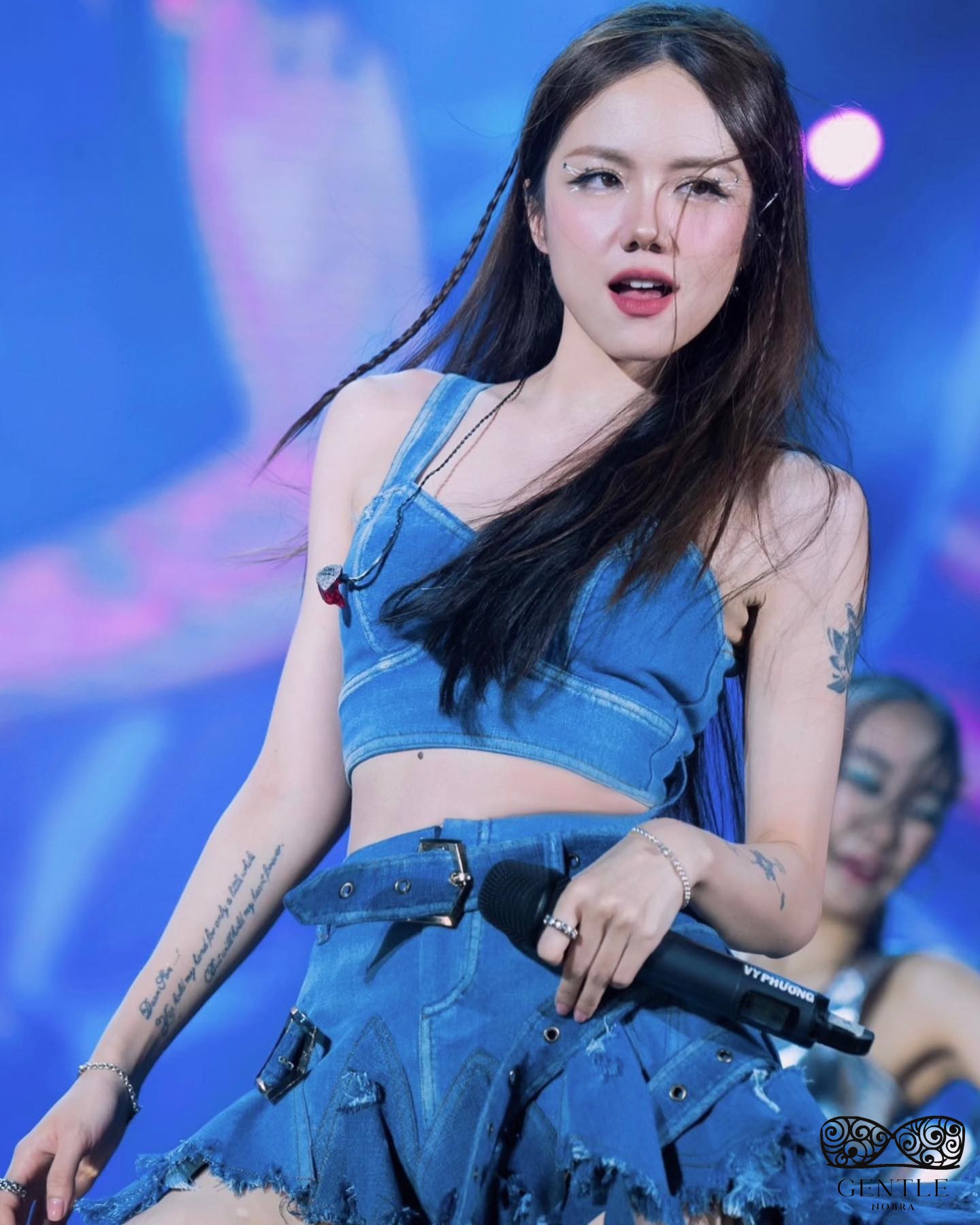 ảnh phương ly sexy trên sân khấu 2