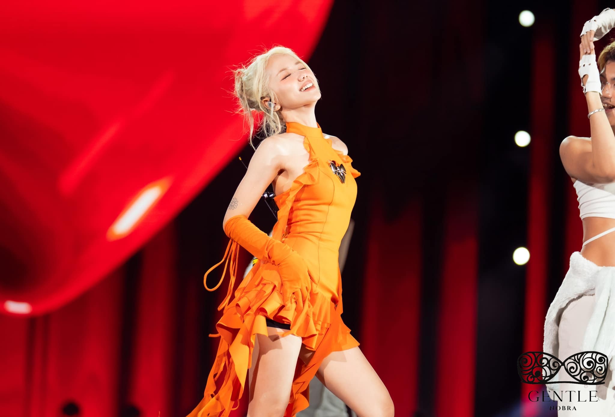 ảnh ca sĩ phương ly sexy trên sân khấu 3