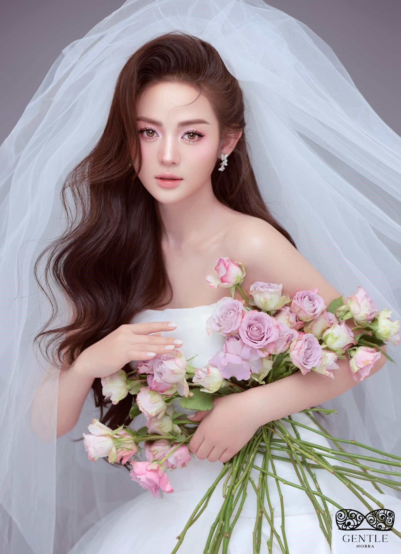 Top 222+ ảnh cô gái cầm hoa gây thương nhớ đẹp nhất 2024  57 tổng hợp ảnh cô gái cầm hoa buồn tâm trạng 2