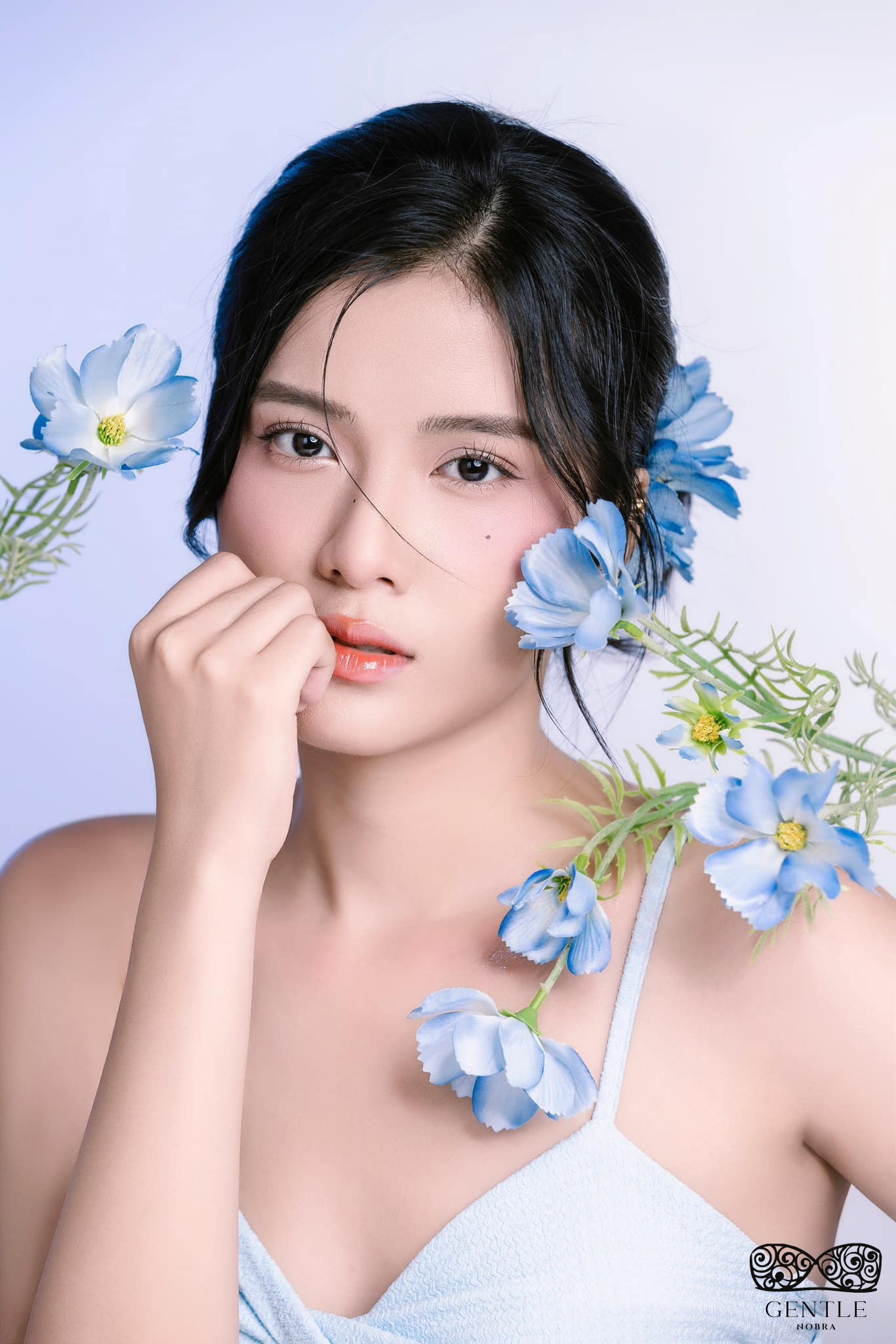 Top 222+ ảnh cô gái cầm hoa gây thương nhớ đẹp nhất 2024  60 tổng hợp ảnh cô gái cầm hoa buồn tâm trạng 4