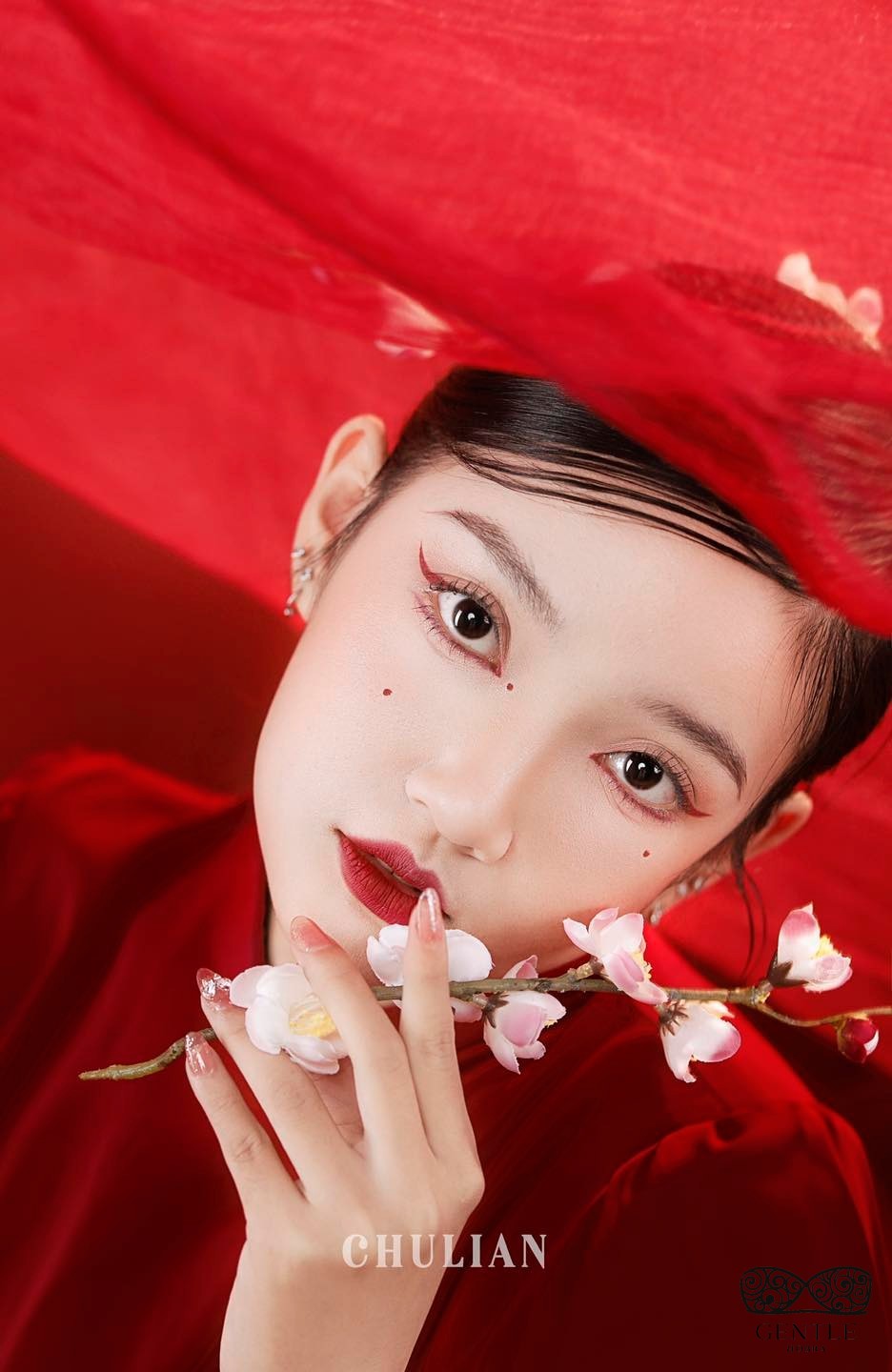 Top 222+ ảnh cô gái cầm hoa gây thương nhớ đẹp nhất 2024  76 ảnh cô gái cầm hoa che mặt buồn tâm trạng