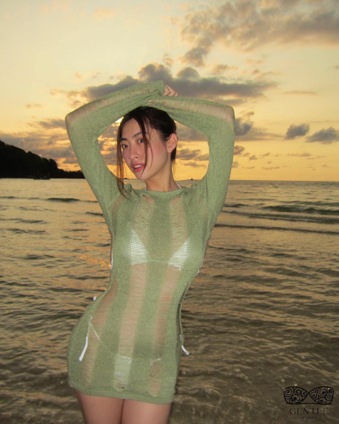 Lương Thuỳ Linh bikini quyến rũ 3