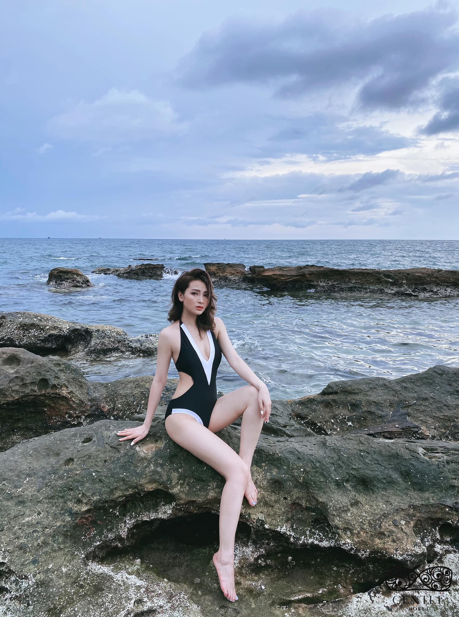 hình ảnh mc mù tạt mặc bikini 5