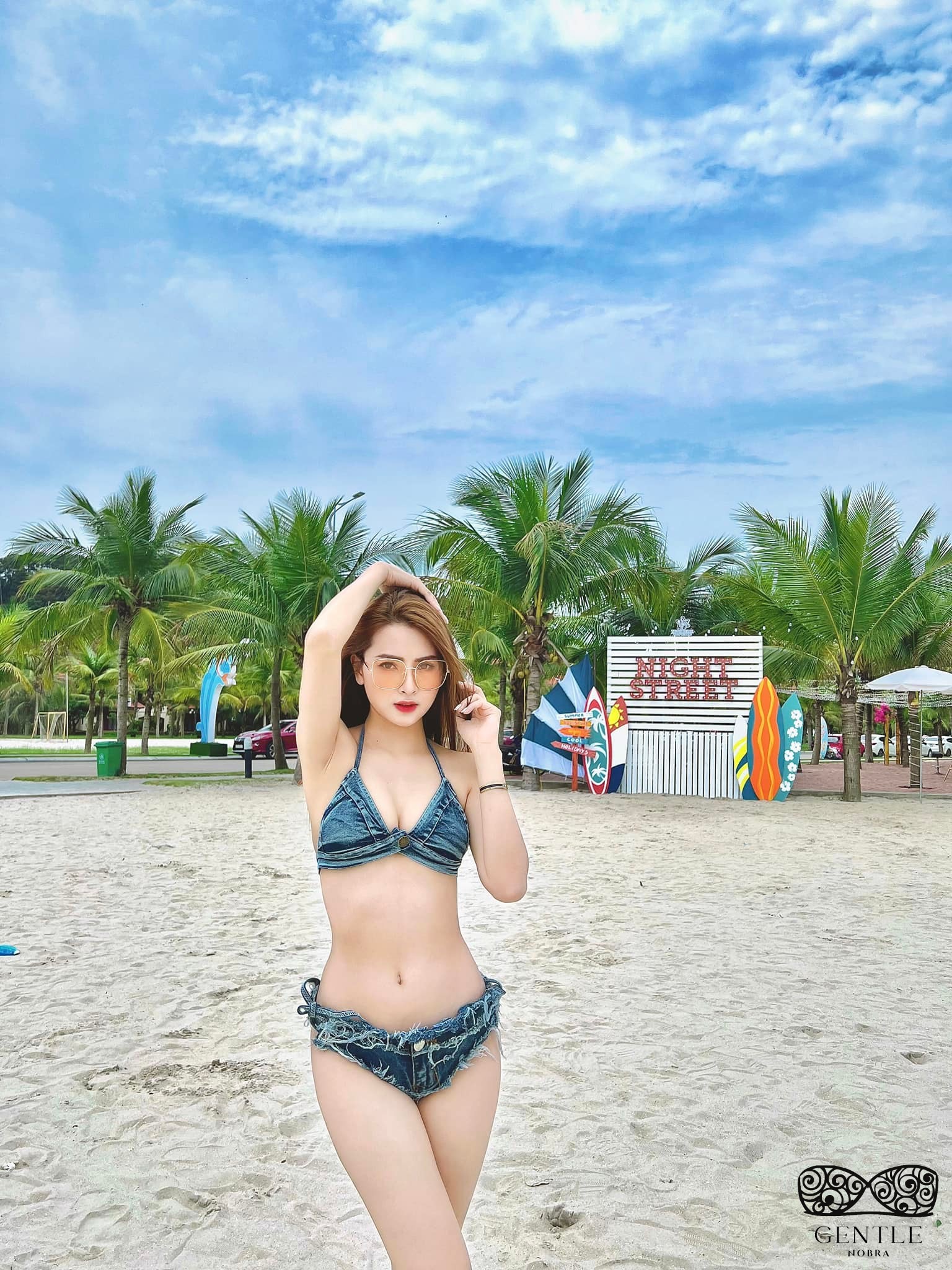 hình ảnh mc mù tạt mặc bikini