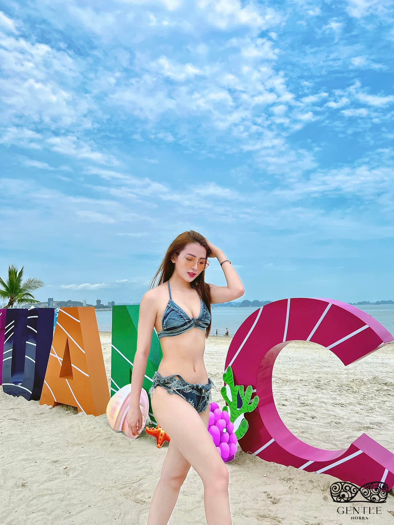 ảnh mc mù tạt mặc bikini 5