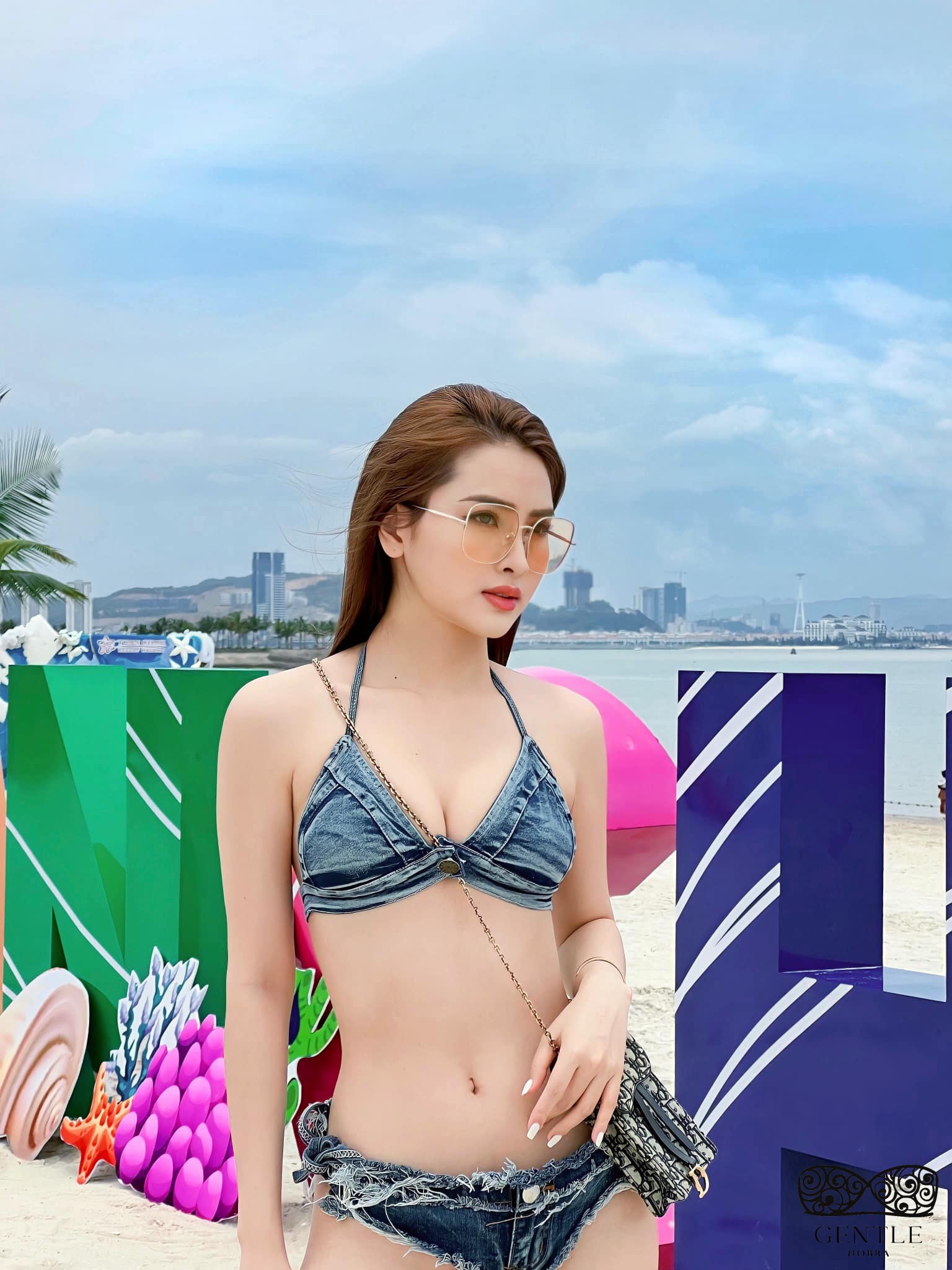 ảnh mc mù tạt mặc bikini 4