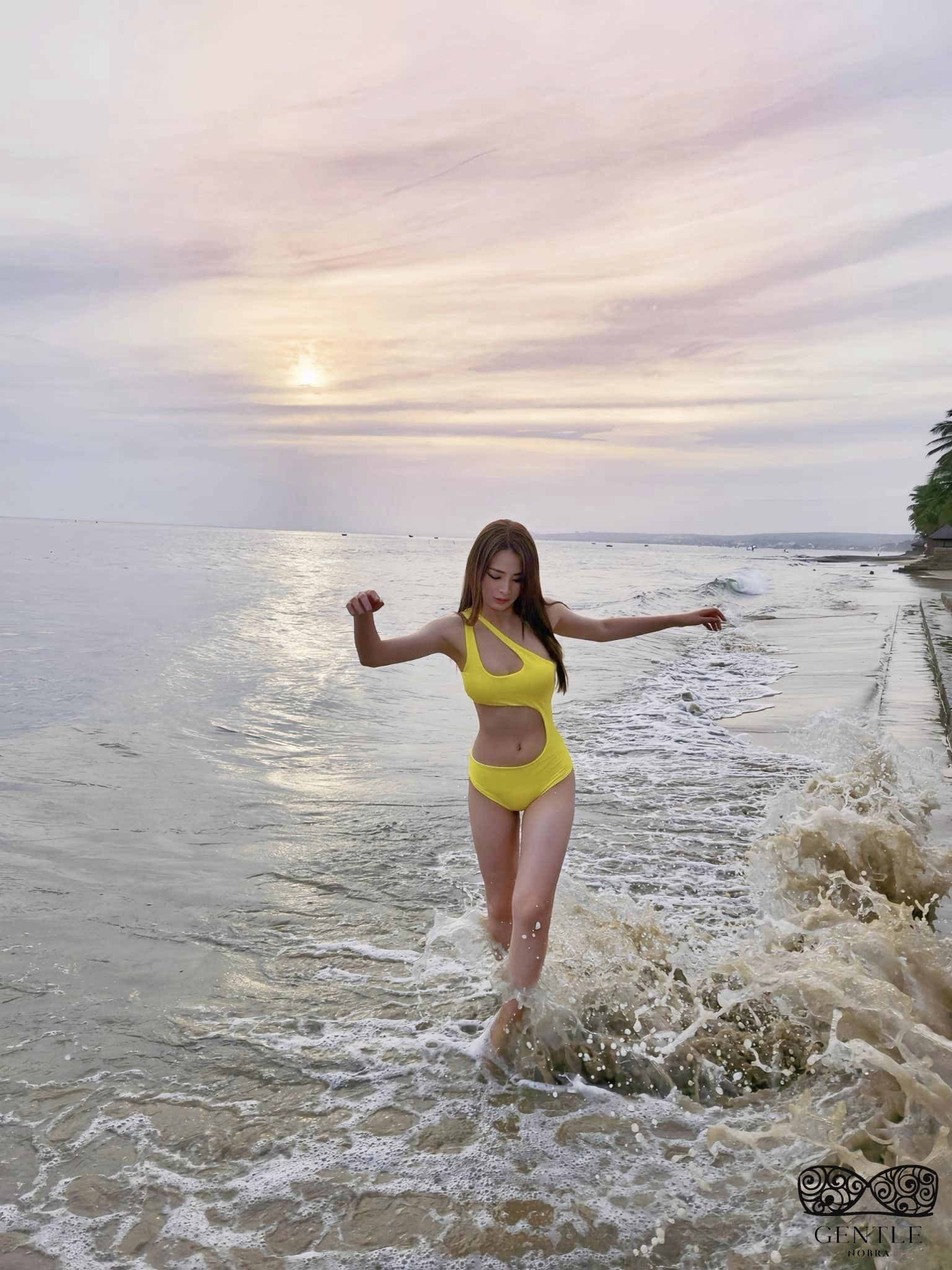 ảnh mc mù tạt mặc bikini 3