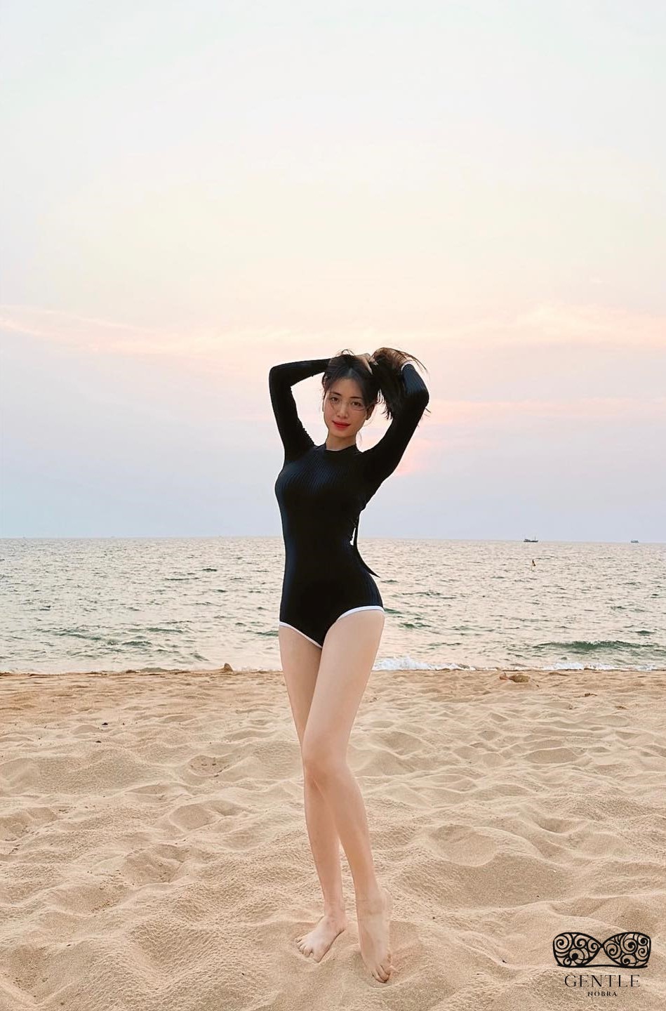 ca sĩ Hòa Minzy mặc bikini 2