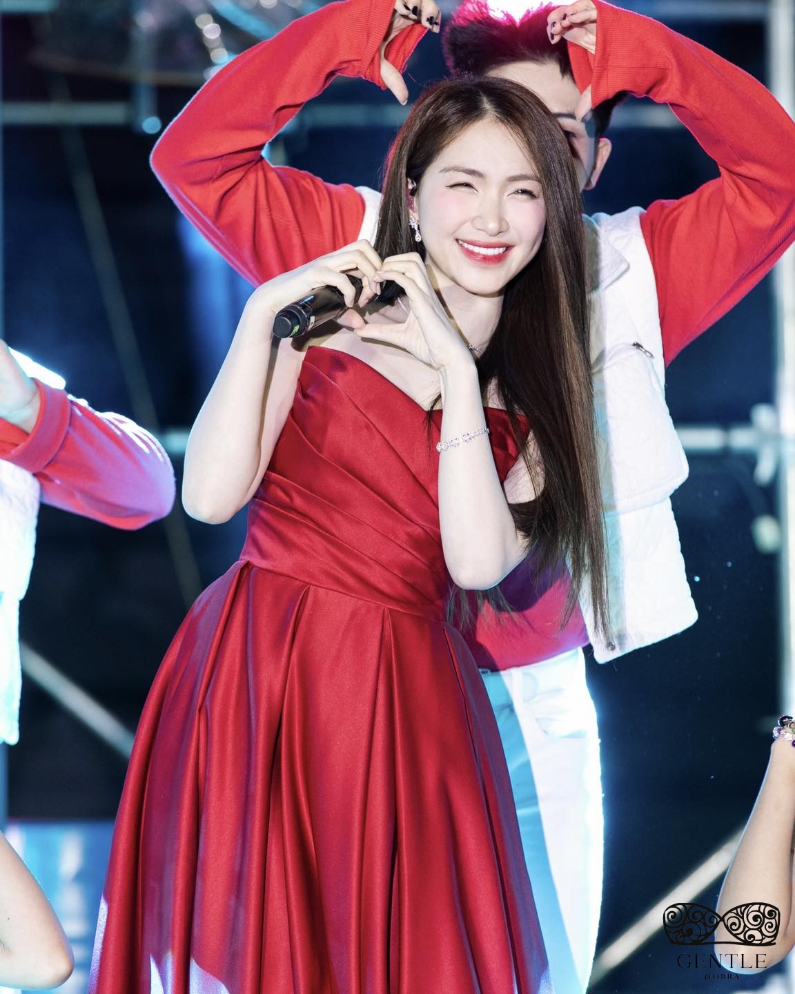 ca sĩ Hòa Minzy sexy nóng bỏng 3