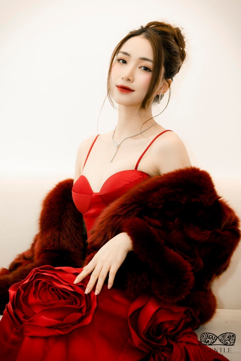 ca sĩ Hòa Minzy sexy nóng bỏng