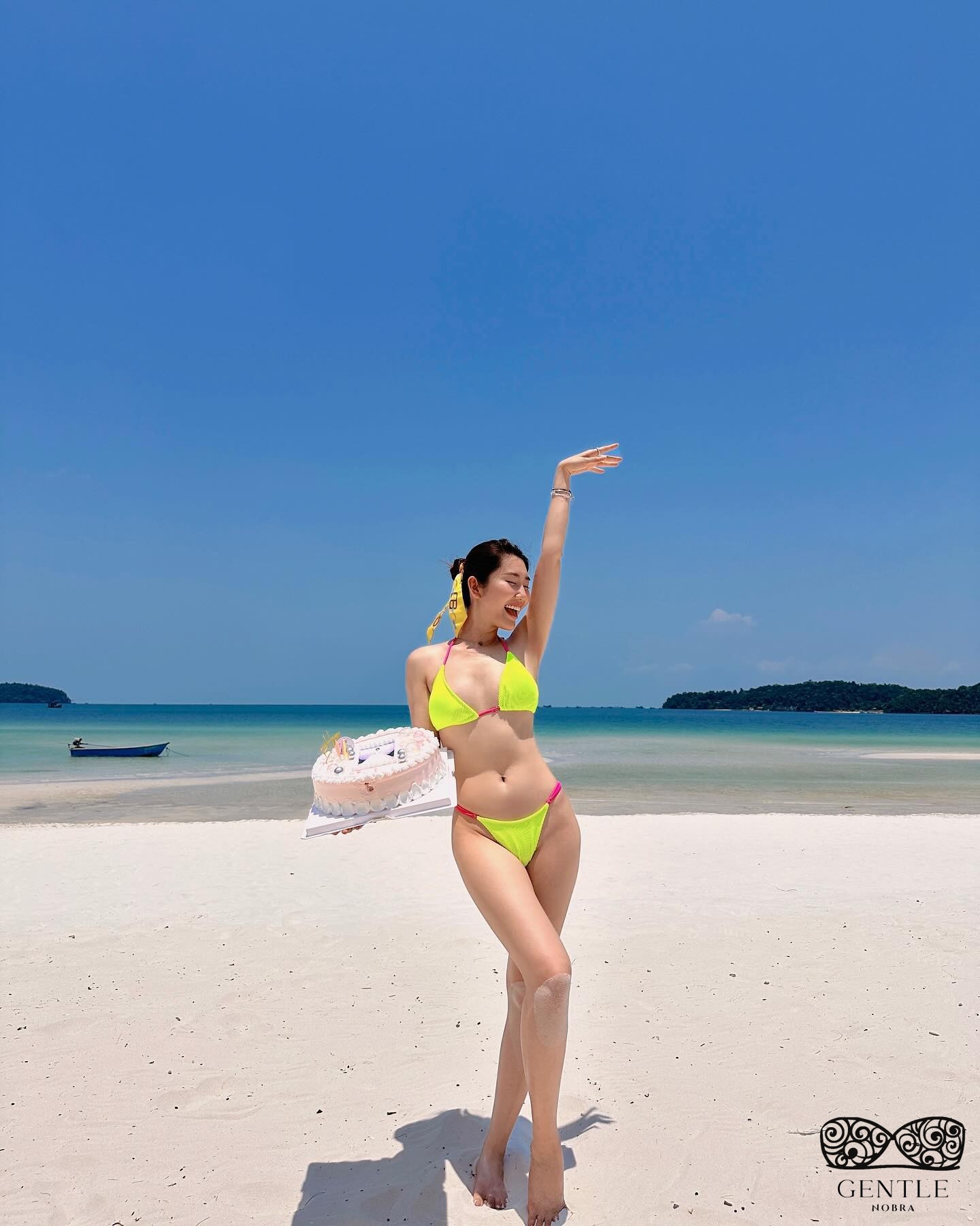 Thúy Ngân bikini 2