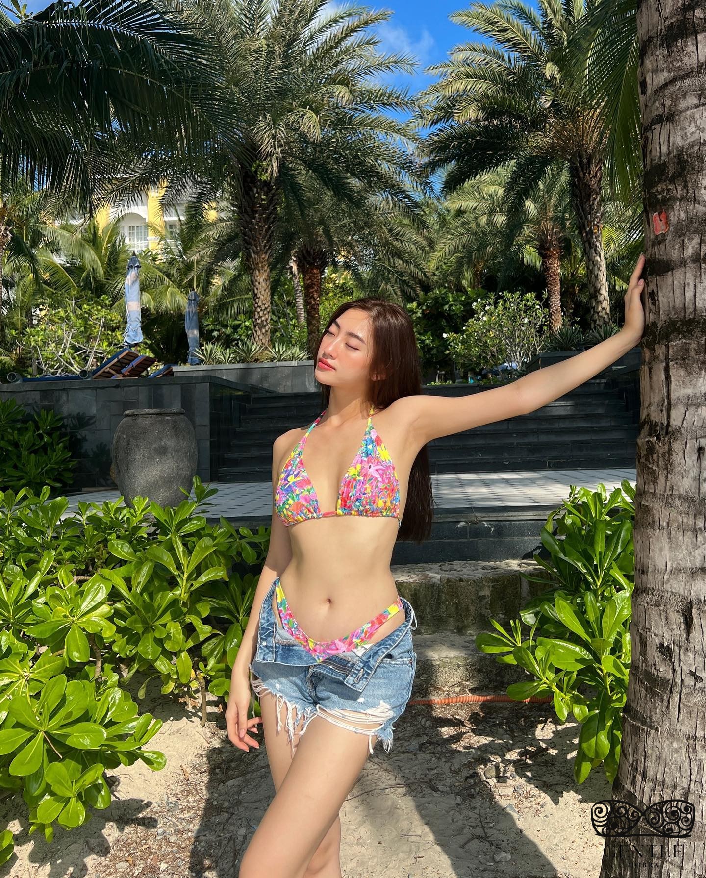  ảnh của Lương Thuỳ Linh mặc bikini siêu nhỏ 4