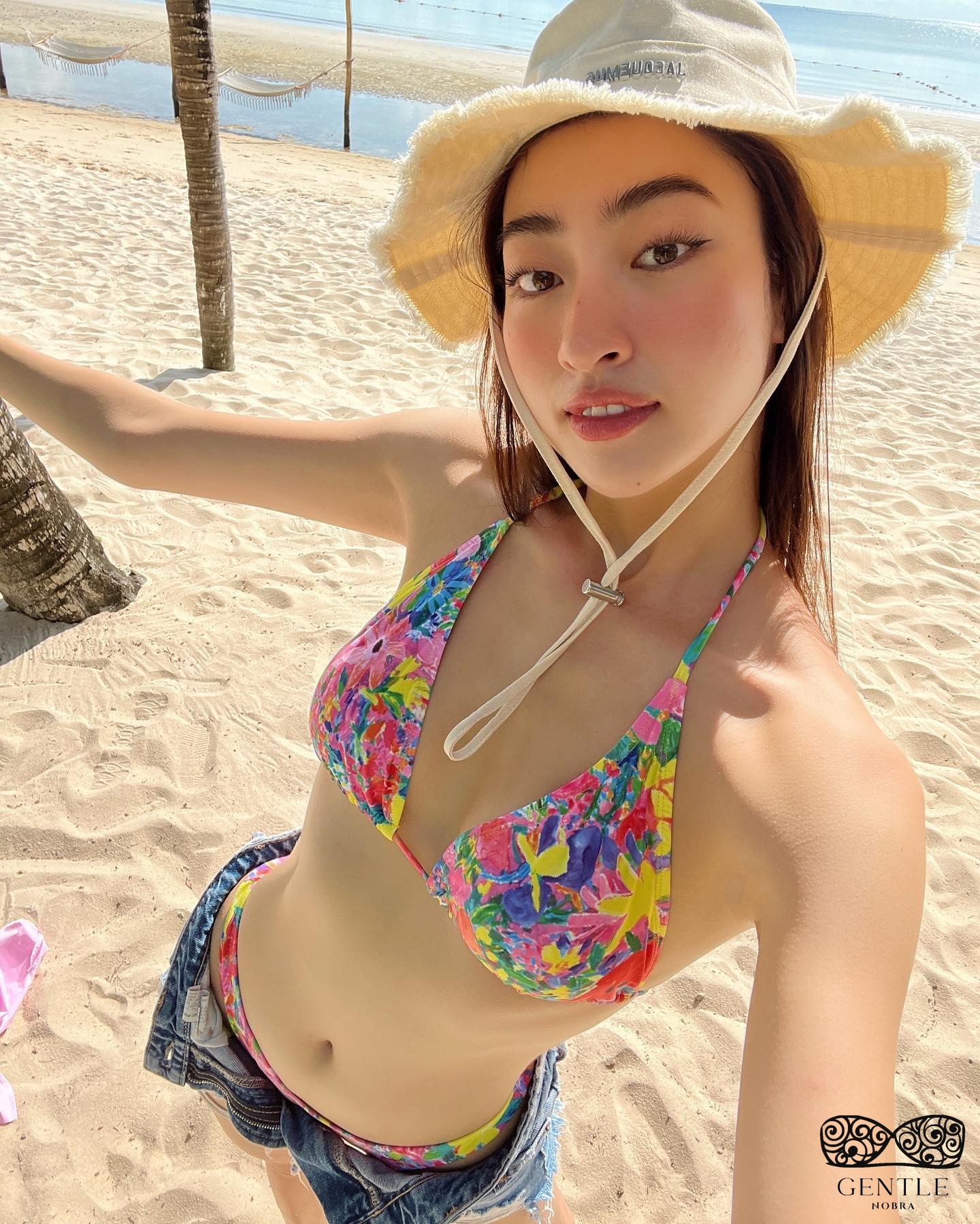  ảnh của Lương Thuỳ Linh mặc bikini siêu nhỏ