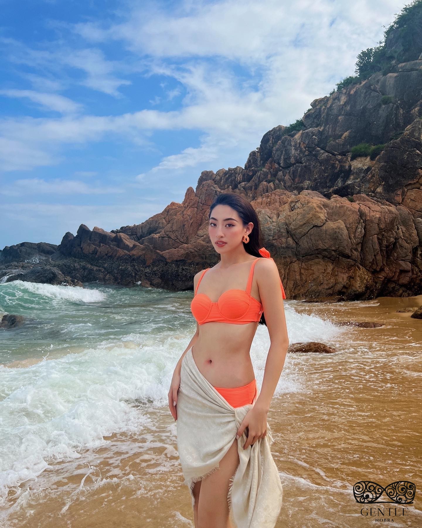 Lương Thuỳ Linh bikini 3