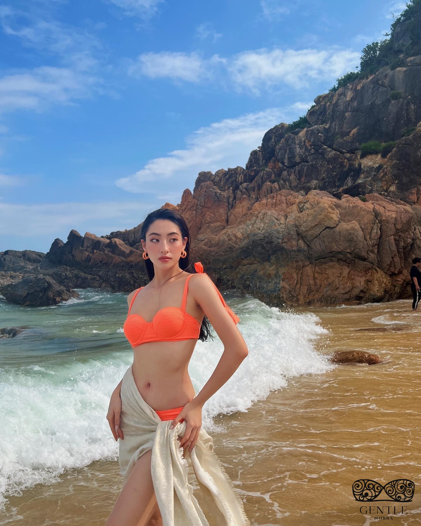 Lương Thuỳ Linh bikini 2