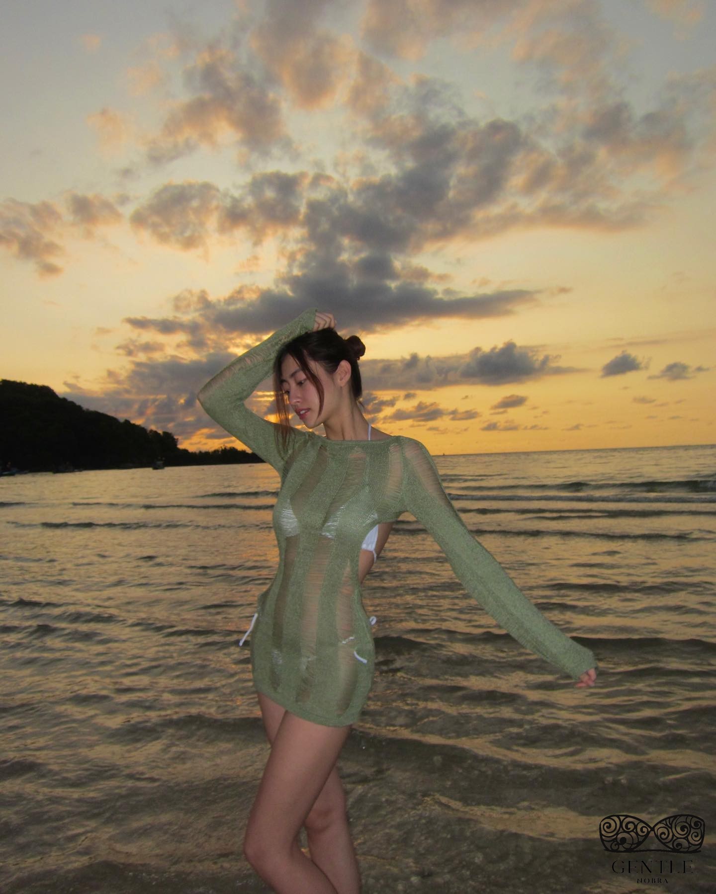 Lương Thuỳ Linh bikini 4