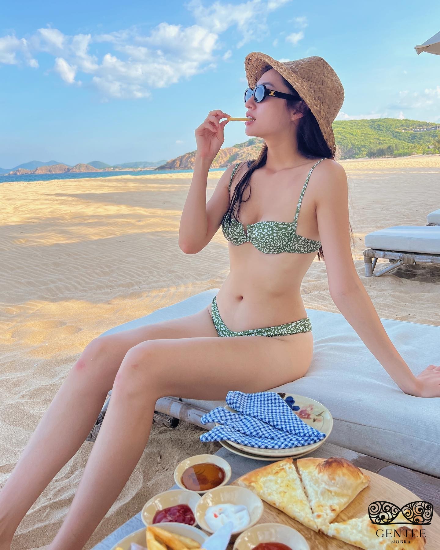  Lương Thuỳ Linh mặc bikini siêu nhỏ