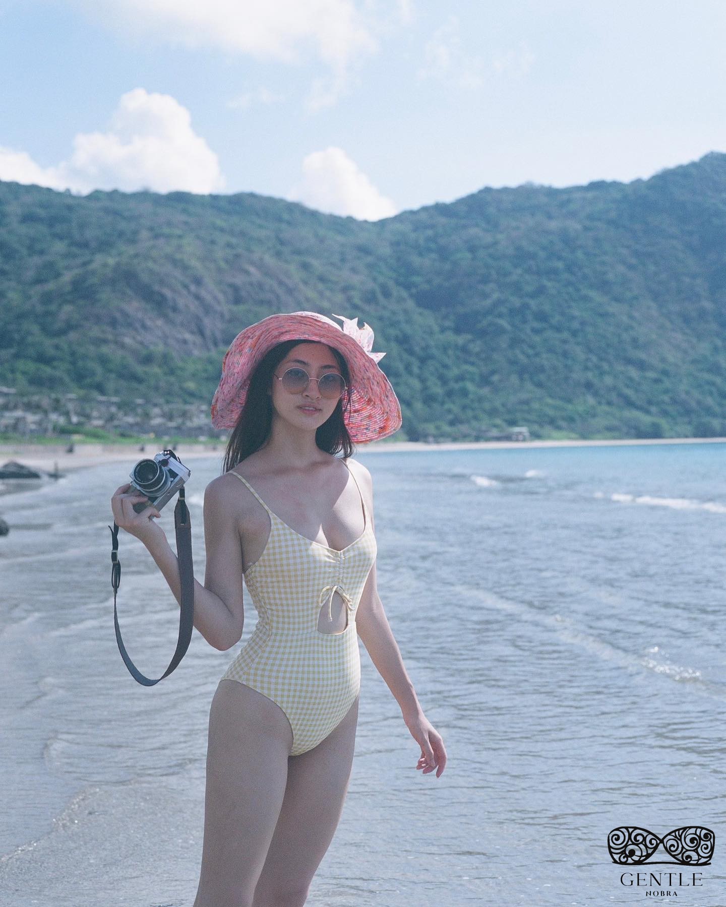 Lương Thuỳ Linh mặc body suit 4