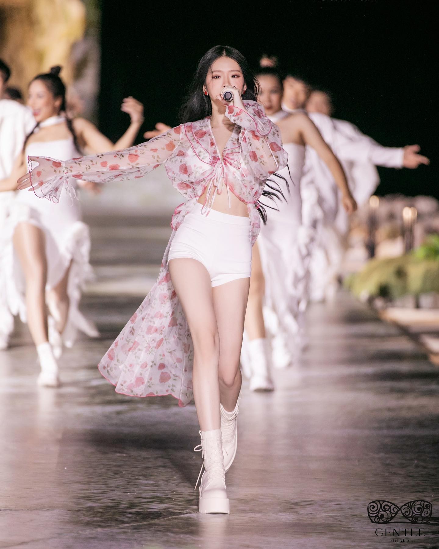 ảnh hotgirl linh ka sexy body đẹp 3